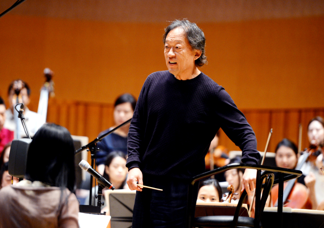 Maestro Chung Myung-whun rehearses with One Korea at Lotte Concert Hall, Seoul, Wednesday. (Park Hyun-koo/The Korea Herald)