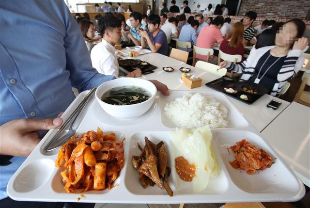 울주군청 공무원들이 지난 17일 살충제 비펜트린 성분이 검출된 울산시 울주군 산란계 농가의 계란을 폐기하고 있다(왼쪽 사진). ‘살충제 계란’ 파문이 일파만파로 번지고 있는 가운데, 17일 서울의 한 기업체 구내식당에서 한 직원이 식판을 들고 자리로 향하고 있다. 이곳에는 ‘우리 식당이 공급받는 계란은 현재 이슈가 되고있는 농장과 관련이 없으나, 적합성 확인시점까지 계란류 및 관련메뉴 제공을 중단한다’는 안내문을 걸었다.  [연합뉴스]