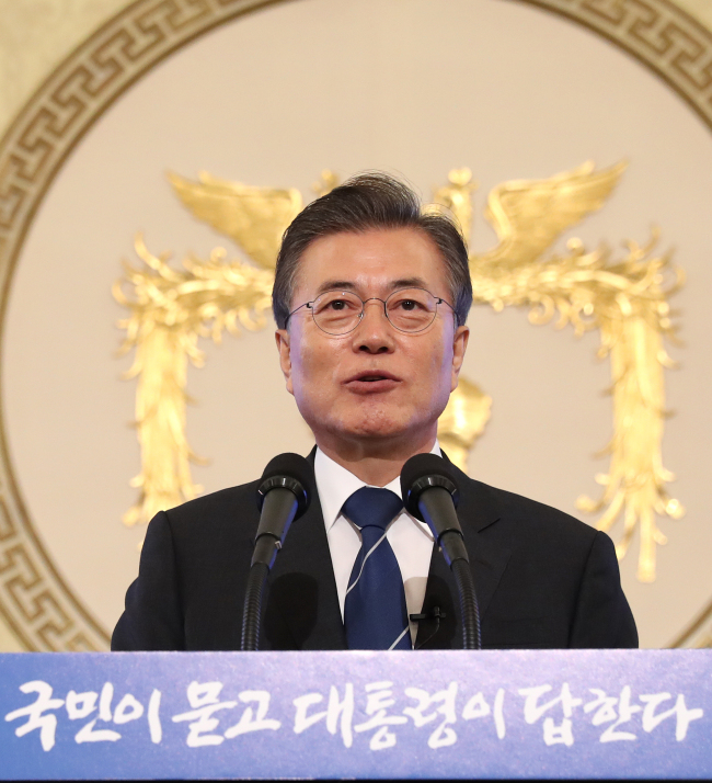 문재인 대통령이 지난 17일 취임 100일을 맞아 청와대 영빈관에서 출입기자들과 취임 후 첫 기자회견을 하고 있다. [사진제공=연합뉴스]
문재인 대통령이 지난 17일 취임 100일을 맞아 청와대 영빈관에서 출입기자들과 취임 후 첫 기자회견을 하고 있다. [사진제공=연합뉴스]