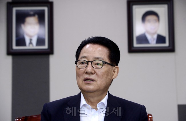 박지원 국민의당 전 대표가 17일 오전 서울 여의도 국회 의원회관에서 본지와 인터뷰를 가지고 있다.  박해묵 기자/mook@heraldcorp.com