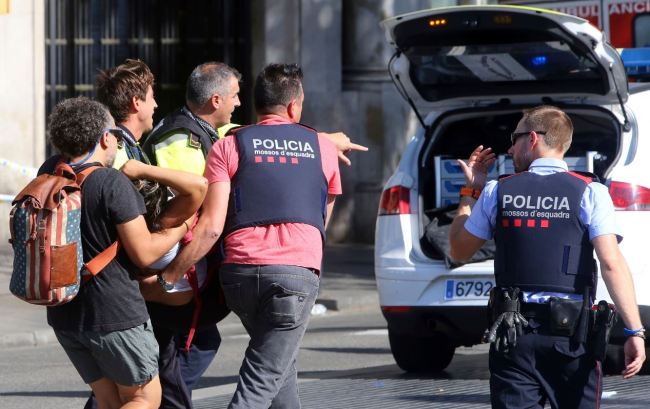 <YONHAP PHOTO-0333> An injured person is carried in Barcelona, Spain, Thursday, after a white van jumped the sidewalk in the historic Las Ramblas district. (AP-Yonhap)