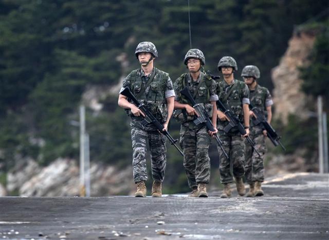 <YONHAP PHOTO-1541> 나라 지키는 연평부대원들 (연평도=연합뉴스) 윤동진 기자 = 문재인 대통령이 취임 100일 기자회견에서 북한이 넘지말아야할 레드라인에 대해 규정한지 하루가 지난 18일 인천시 옹진군 연평면 당섬부두 인근에서 해병대 연평부대원들이 경계작전을 수행하고 있다. 2017.8.18 mon@yna.co.kr/2017-08-18 08:52:56/ <저작권자 ⓒ 1980-2017 ㈜연합뉴스. 무단 전재 재배포 금지.>