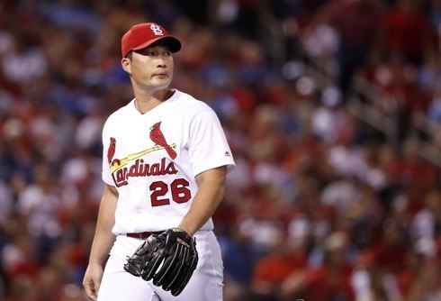 In this Associated Press file photo taken Aug. 10, 2017, Oh Seung-hwan of the St. Louis Cardinals walks off the field during the eighth inning of a game against the Kansas City Royals at Busch Stadium in St. Louis. (Yonhap)