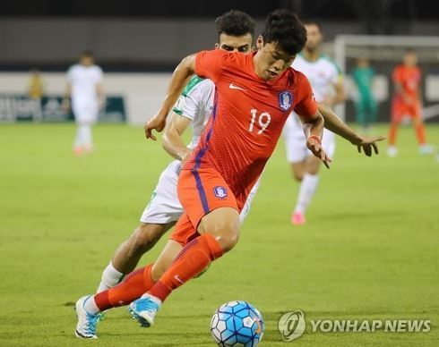 In this file photo taken on June 7, 2017, South Korean forward Hwang Hee-chan dribbles past Iraqi defenders during a friendly match between South Korea and Iraq in the United Arab Emirates. (Yonhap)