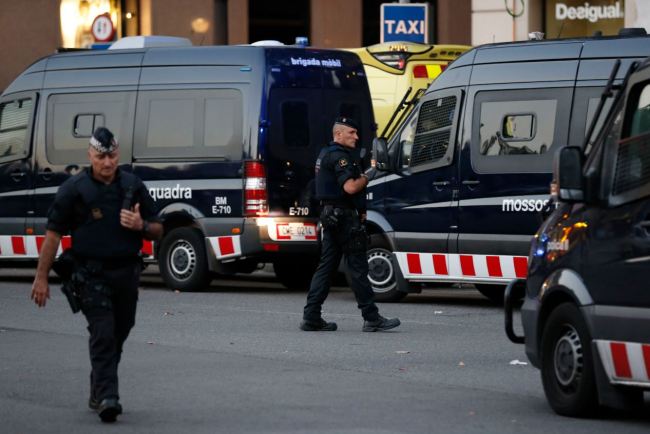 Spanish policemen stand guard in a cordoned off area after a van ploughed into the crowd, killing 13 persons and injuring over 80 on the Rambla in Barcelona on Thursday. (AFP-Yonhap)