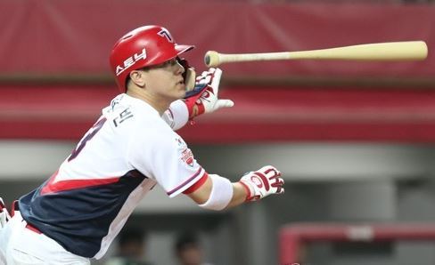 Kim Sun-bin of the Kia Tigers watches his double against the NC Dinos during their Korea Baseball Organization game at Gwangju-Kia Champions Field in Gwangju on Aug. 15, 2017. (Yonhap)