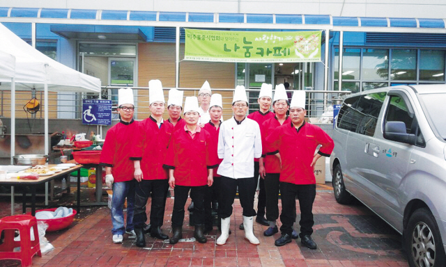 앞줄 왼쪽에서 네번째가 미추홀중식협동조합 선철규 대표.