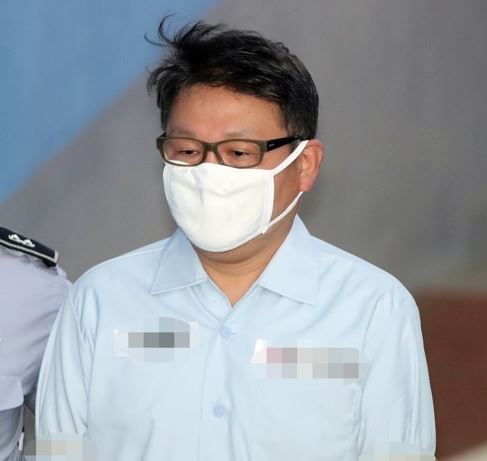 Jung Woon-ho, former head of cosmetics chain Nature Republic, enters the courthouse in Seoul to attend his appeals trial for bribery and embezzlement on Aug. 18, 2017. (Yonhap)