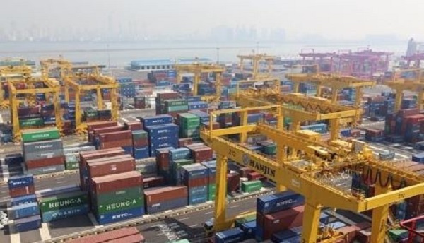 In this undated photo, containers are piled up at a port in Incheon, 40 kilometers west of Seoul, before being loaded onto ships. (Yonhap)