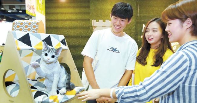 　WATCH YOUR PETS -- A new IoT-based mobile app is showcased at the 2017 Seoul Pet Industry Expo held Friday at Coex in Gangnam, Seoul. Developed by LG Uplus, the app allows pet owners to check on the status of their pets via a home camera as well as control home appliances such as air conditioners and lights inside the home. (Yonhap)
