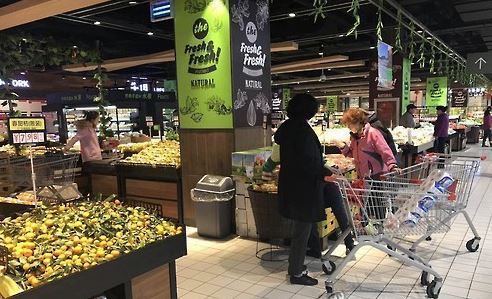 Chinese customers browse products at an outlet of the South Korean discount store chain Lotte Mart in Beijing's Wangjing district, also known as Koreatown, in this file photo taken on March 2, 2017. (Yonhap)