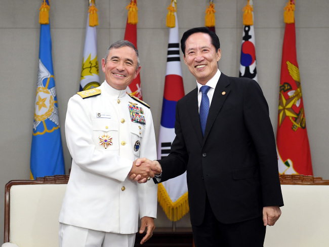 US Pacific Commander Adm. Harry Harris(left) and South Korea's Defense Minister Song Young-moo. Yonhap.