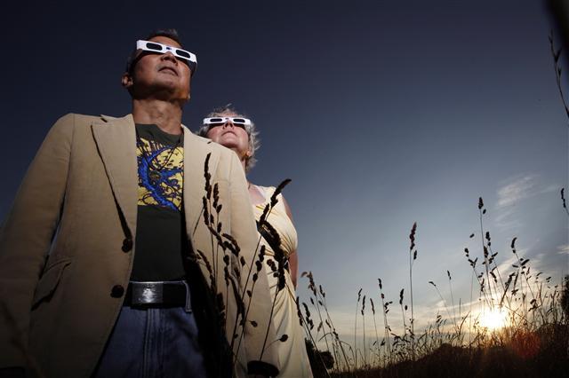 <YONHAP PHOTO-0291> Clayton Uyeda and his wife Jo are photographed along Dallas Rd. in Victoria, B.C., on Friday, Aug. 18, 2017. The couple will be enjoying the partial eclipse while traveling from Swartz Bay to Tsawwassen ferry terminal on the mainland. (Chad Hipolito/The Canadian Press via AP)/2017-08-21 01:43:28/ <저작권자 ⓒ 1980-2017 ㈜연합뉴스. 무단 전재 재배포 금지.>