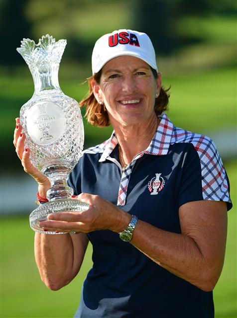 <YONHAP PHOTO-1481> WEST DES MOINES, IA - AUGUST 20: Juli Inkster, Captain of Team USA holds the Solheim Cup trophy after the final day singles matches of The Solheim Cup at Des Moines Golf and Country Club on August 20, 2017 in West Des Moines, Iowa. Stuart Franklin/Getty Images/AFP == FOR NEWSPAPERS, INTERNET, TELCOS & TELEVISION USE ONLY ==/2017-08-21 08:17:34/ <저작권자 ⓒ 1980-2017 ㈜연합뉴스. 무단 전재 재배포 금지.>
