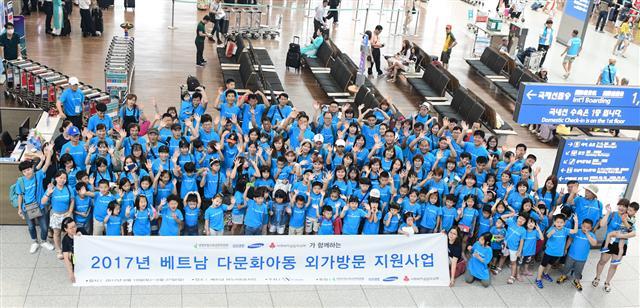지난 19일 인천국제공항에서 다문화아동 43개 가족(154명)이 베트남으로 출국 전 기념촬영을 하고있다.