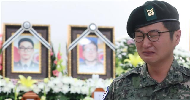 <YONHAP PHOTO-1758> 눈물 속 영원한 이별 (성남=연합뉴스) 권준우 기자 = 21일 오전 경기도 성남시 분당구 국군수도병원 장례식장에서 열린 K-9 자주포 사격훈련 중 순직한 故 이태균 상사와 故 정수연 상병의 합동 영결식에서 이태균 상사의 동료 석현규 중사가 눈물을 흘리고 있다. 지난 18일 오후 3시 19분께 강원도 철원군 갈말읍 일대 사격장에서 육군 모 부대의 10여문의 K-9 자주포 사격훈련 중 5번째 자주포 화포 내부에서 화재가 발생해 2명의 사망자와 5명의 부상자가 발생했다. 2017.8.21 stop@yna.co.kr/2017-08-21 09:38:57/ <저작권자 ⓒ 1980-2017 ㈜연합뉴스. 무단 전재 재배포 금지.>