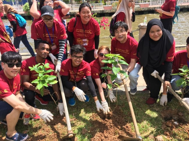 ASEAN-Korea Centre's Secretary General Kim Young-sun and tudents plant trees along a river as part of the 2017 ASEAN-Korea Youth Network Workshop in Melaka, Malaysia, on July 9. (Ock Hyun-ju/The Korea Herald)