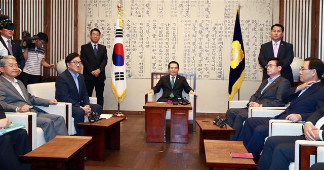 국민의당 김동철(왼쪽부터), 더불어민주당 우원식 원내대표, 정세균 국회의장, 자유한국당 정우택, 바른정당 주호영 원내대표가 21일 오전 국회에서 만나고 있다.  [연합뉴스]