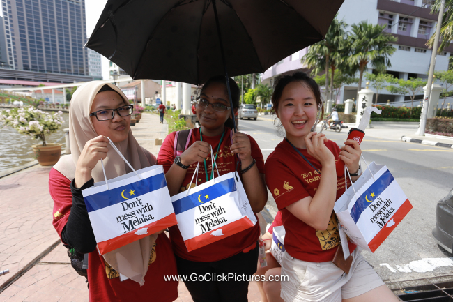 Three students carry a bag bearing the slogan "Don't mess with Meleka" in Melaka, Malaysia, on July 9. (ASEAN-Korea Centre)