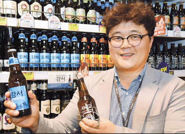 ‘대통령의 맥주’로 떠오른 강서맥주와 달서맥주를 처음 시장에 선보인 김홍석 홈플러스 차주류팀 차장.