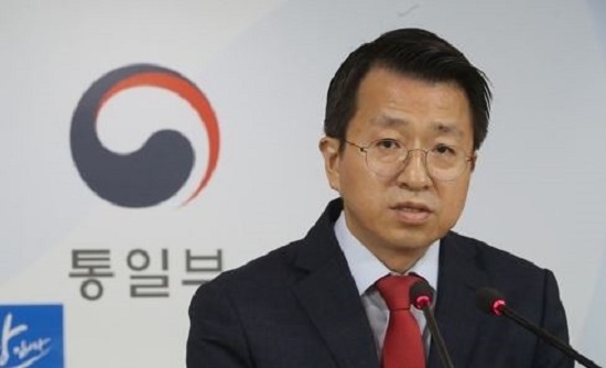 This photo taken on Aug. 21, 2017, shows Baik Tae-hyun, spokesman at South Korea's unification ministry, speaking at a press briefing. (Yonhap)
