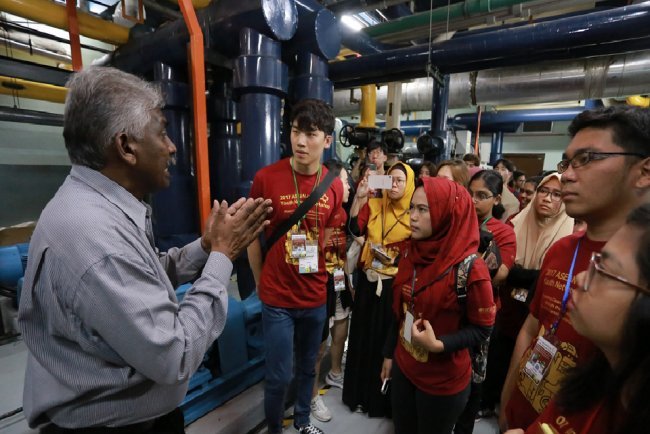 Students look around the energy-saving facilities on the rooftop of Ramada Hotel Melaka as part of the 2017 ASEAN-Korea Youth Network Workshop in Melaka, Malaysia, on July 9. (ASEAN-Korea Centre)