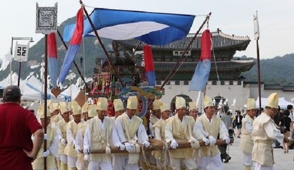 People carry a traditional Korean wooden bier, called "sangyeo," and march down a street in downtown Seoul in this file photo dated Aug. 20, 2016, as they take part in a memorial service to mourn Koreans killed in the turmoil after the 1923 Great Kanto Earthquake. (Yonhap)