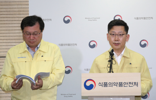 <YONHAP PHOTO-2767> 살충제 검출 계란 인체 위해성 발표 (청주=연합뉴스) 이진욱 기자 = 21일 오후 충북 청주시 오송읍 식품의약처안전처에서 김현수 농림축산식품부 차관(오른쪽)과 최성락 식약처 차장이 살충제 검출 계란 유통량 추적조사 및 인체 위해성 평가를 발표하고 있다. 2017.8.21 cityboy@yna.co.kr/2017-08-21 14:10:59/ <저작권자 ⓒ 1980-2017 ㈜연합뉴스. 무단 전재 재배포 금지.>
<YONHAP PHOTO-2767> 살충제 검출 계란 인체 위해성 발표 (청주=연합뉴스) 이진욱 기자 = 21일 오후 충북 청주시 오송읍 식품의약처안전처에서 김현수 농림축산식품부 차관(오른쪽)과 최성락 식약처 차장이 살충제 검출 계란 유통량 추적조사 및 인체 위해성 평가를 발표하고 있다. 2017.8.21 cityboy@yna.co.kr/2017-08-21 14:10:59/ <저작권자 ⓒ 1980-2017 ㈜연합뉴스. 무단 전재 재배포 금지.>