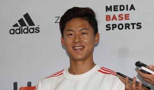 In this file photo taken June 26, 2017, South Korean football player Lee Seung-woo speaks to reporters at Incheon International Airport before departing for Spain. (Yonhap)