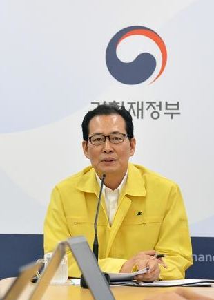 This photo provided by the Ministry of Strategy and Finance shows South Korea's Vice Finance Minister Ko Hyoung-kwon speaking at a press briefing in Sejong on Aug. 21, 2017. (Yonhap)