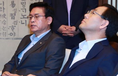 Chung Woo-taik (L) and Joo Ho-young, the floor leaders of the main opposition Liberty Korea Party and Bareun Party, respectively, attend a meeting with parliamentary speaker Chung Sye-kyun at the National Assembly in Seoul on Aug. 21, 2017. (Yonhap)