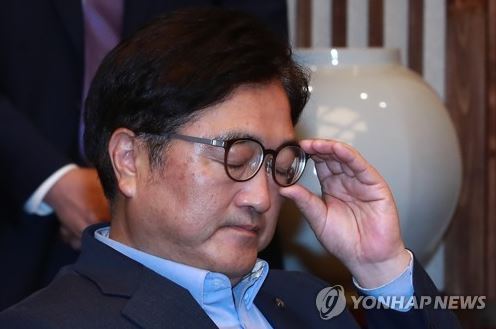 Woo Won-shik, the floor leader of the ruling Democratic Party, attends a regular meeting with parliamentary speaker Chung Sye-kyun at the National Assembly in Seoul on Aug. 21, 2017. (Yonhap)