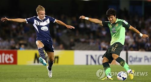 In this file photo taken on March 12, 2014, Kwon Kyung-won of Jeonbuk Hyundai Motors (R) takes a shot against Melbourne Victory during their Asian Football Confederation Champions League group match at Docklands Stadium in Melbourne. Kwon is currently playing for Tianjin Quanjin in China. (Yonhap)