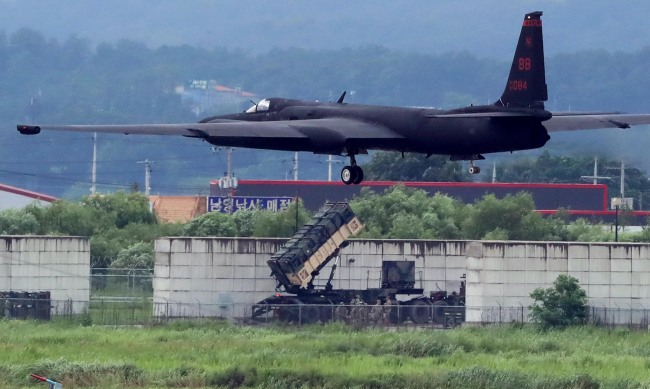 A U-2 reconnaissance aircraft engages in landing and takeoff training as part of Ulchi Freedom Guardian, a South Korea-US joint exercise, at Osan Air Base in Gyeonggi Province on Monday. (Yonhap)　