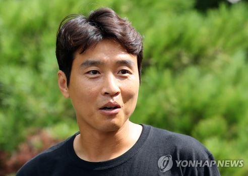 South Korean striker Lee Dong-gook speaks to reporters at the National Football Center in Paju, north of Seoul, on Aug. 21, 2017. (Yonhap)