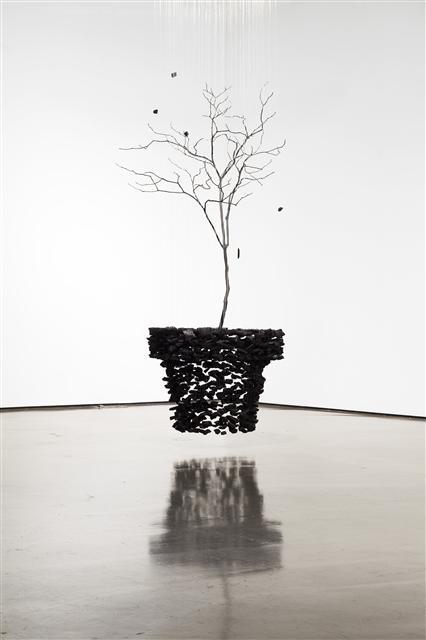 박선기, An aggregate10-05, charcoal, nylon threads, etc, 70×70×270(h)cm, 2010  [제공=갤러리비케이]