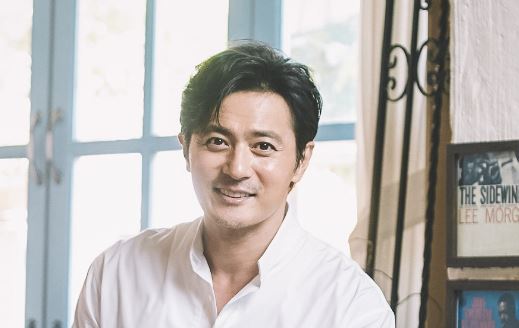 Jang Dong-gun poses for a photo before an interview in Palpan-dong, Seoul, on Aug. 17. (Hohoho Beach)