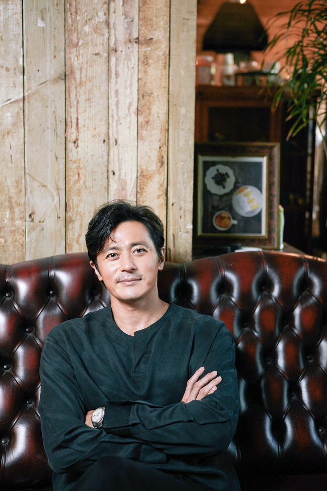 Jang Dong-gun poses for a photo before an interview in Palpan-dong, Seoul, on Aug. 17. (Hohoho Beach)