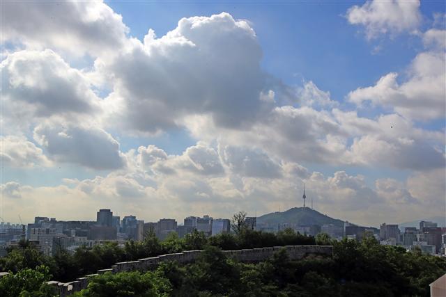 완연한 가을 하늘이다. 모처럼 비구름이 사라지고 화창한 초가을 날씨를 보이고 있는 22일 오전 서울 종로구 인왕산 성곽에서 바라본 도심 하늘이 맑고 파랗다.  [제공=연합뉴스]