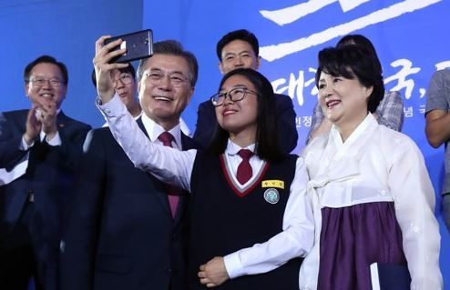 President Moon Jae-in (front row, L) and his wife Kim Jung-sook (R) pose for a "selfie" with a high school student after a special town hall meeting held at the presidential office Cheong Wa Dae on Aug. 20, 2017, involving some 250 local residents who filed their policy recommendations for the new government. (Yonhap)