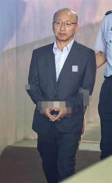 문형표 전 보건복지부 장관이 22일 서울 서초구 서울고등법원에서 열린 삼성물산-제일모직 합병 관련 2심 속행공판에 출석하기 위해 호송차에서 내려 법정으로 향하고 있다.  [연합뉴스]