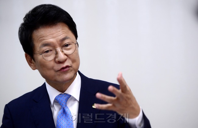 [헤럴드경제=박해묵 기자] 당권에 도전하는 천정배 국민의당 전 대표가 22일 오전 서울 여의도 국회 의원회관에서 본지와 인터뷰를 가지고 있다.