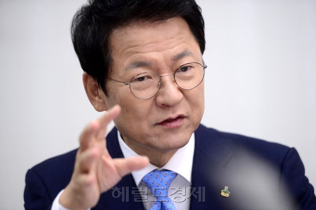 [헤럴드경제=박해묵 기자] 당권에 도전하는 천정배 국민의당 전 대표가 22일 오전 서울 여의도 국회 의원회관에서 본지와 인터뷰를 가지고 있다.