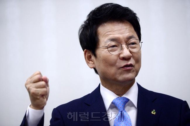 [헤럴드경제=박해묵 기자] 당권에 도전하는 천정배 국민의당 전 대표가 22일 오전 서울 여의도 국회 의원회관에서 본지와 인터뷰를 가지고 있다.