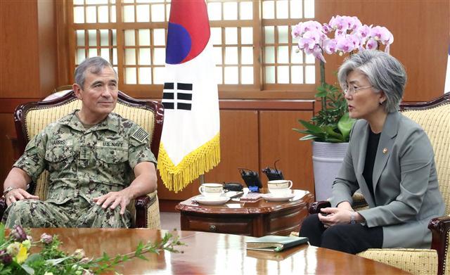강경화 외교부 장관이 22일 서울 도렴동 외교부 청사에서 해리 해리스 미 태평양사령관을 만나 대화하고 있다. [연합뉴스]