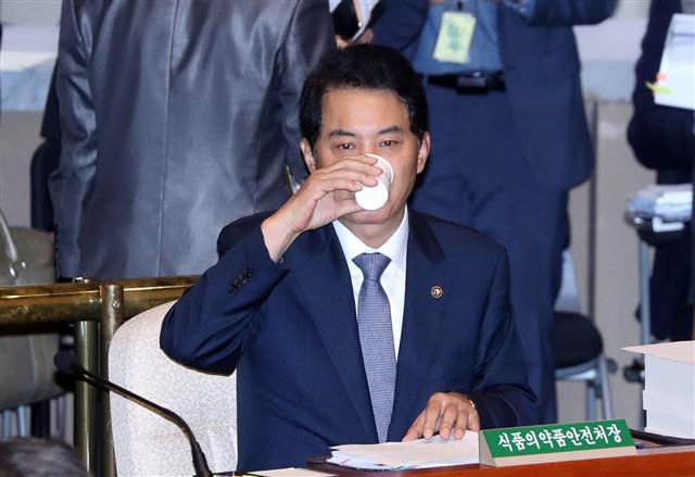 <YONHAP PHOTO-2794> 속 타는 식약처장 (서울=연합뉴스) 안정원 기자 = 류영진 식약처장이 22일 오전 국회 예산결산특별위원회 전체회의에서 물을 마시고 있다. 2017.8.22 jeong@yna.co.kr/2017-08-22 10:35:36/ <저작권자 ⓒ 1980-2017 ㈜연합뉴스. 무단 전재 재배포 금지.>