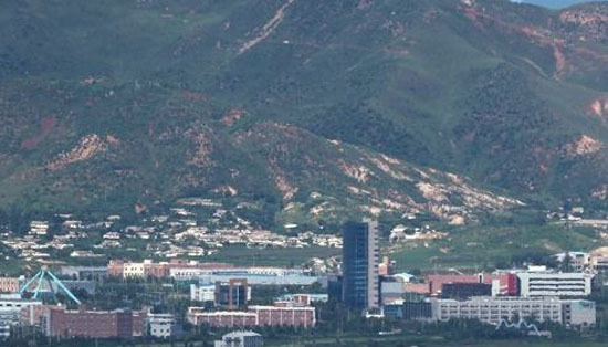 This file photo, taken Aug. 11, 2017, from the Dora Observatory in Paju, north of Seoul, shows the now-shuttered South Korean industrial park (front) in the North Korean city of Kaesong. (Yonhap)
