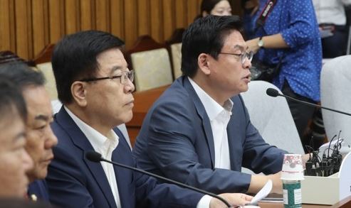 Chung Woo-taik, the floor leader of the main opposition Liberty Korea Party, speaks during a party meeting at the National Assembly in Seoyul on Aug. 22, 2017. (Yonhap)