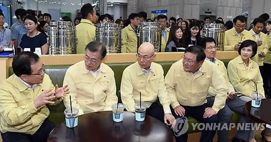 President Moon Jae-in (second from L) speaks with Science Minister You Young-min (L) and other government officials before the start of a policy briefing session at the government complex in Gwacheon, located just south of Seoul, on Aug. 22, 2017. (Yonhap)