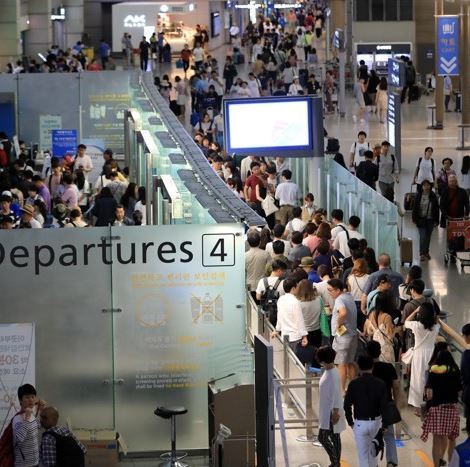 Holidaymakers pack the departure lounge of Incheon International Airport, west of Seoul, on July 28, 2017, in the middle of the summer vacation season. (Yonhap)